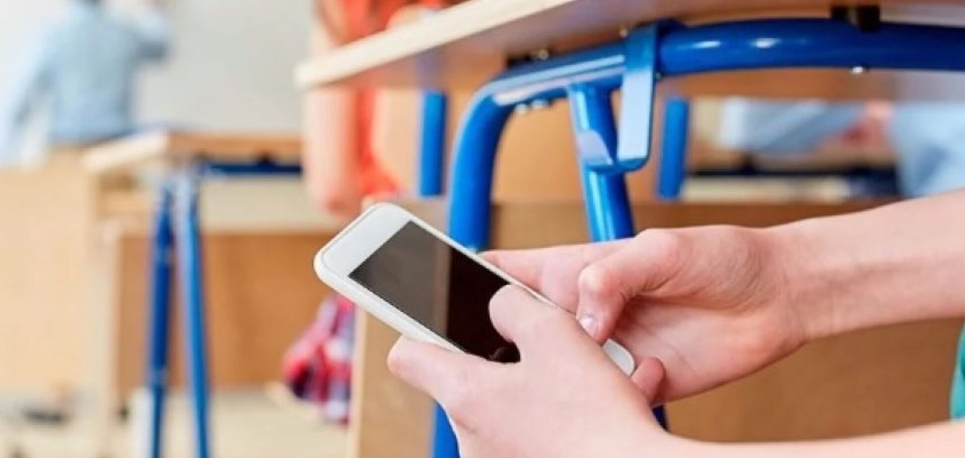 В школах запропонували заборонити телефони: українці обурені