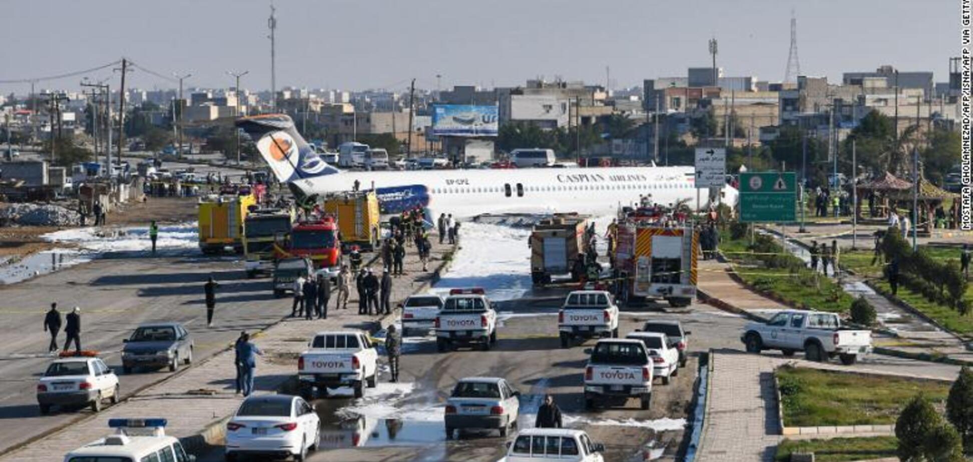 Екстрено сів посеред вулиці: в Ірані трапилася нова НП з пасажирським літаком. Відео