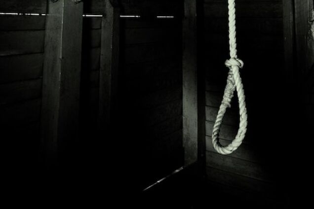 Залишив рідним записку: в Кривому Розі чоловіка знайшли повішеним у гаражі. Фото 18+