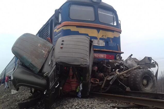 На Закарпатті пасажирський потяг на повному ходу влетів у вантажівку: двоє загиблих