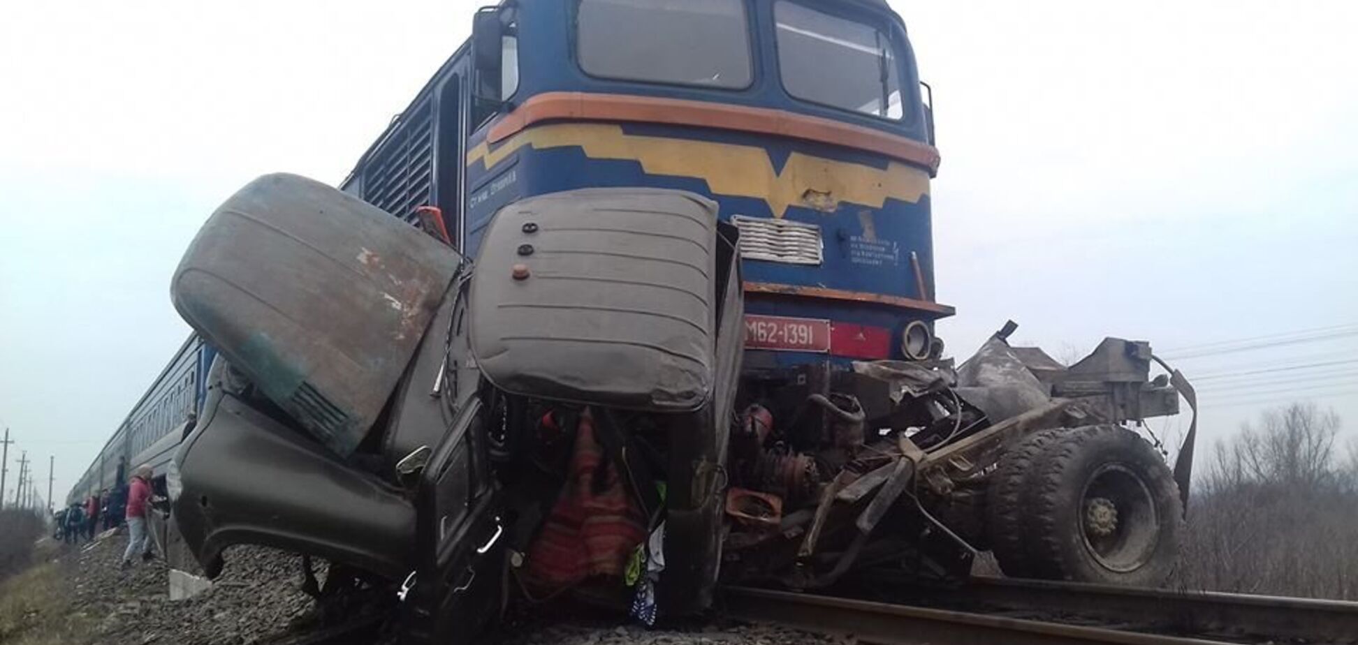 На Закарпатье поезд врезался в грузовик