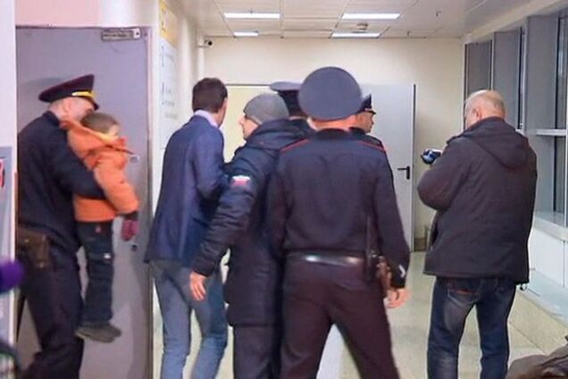 Чистый ад: россиянин оставил детей в аэропорту с вещами, документами и запиской