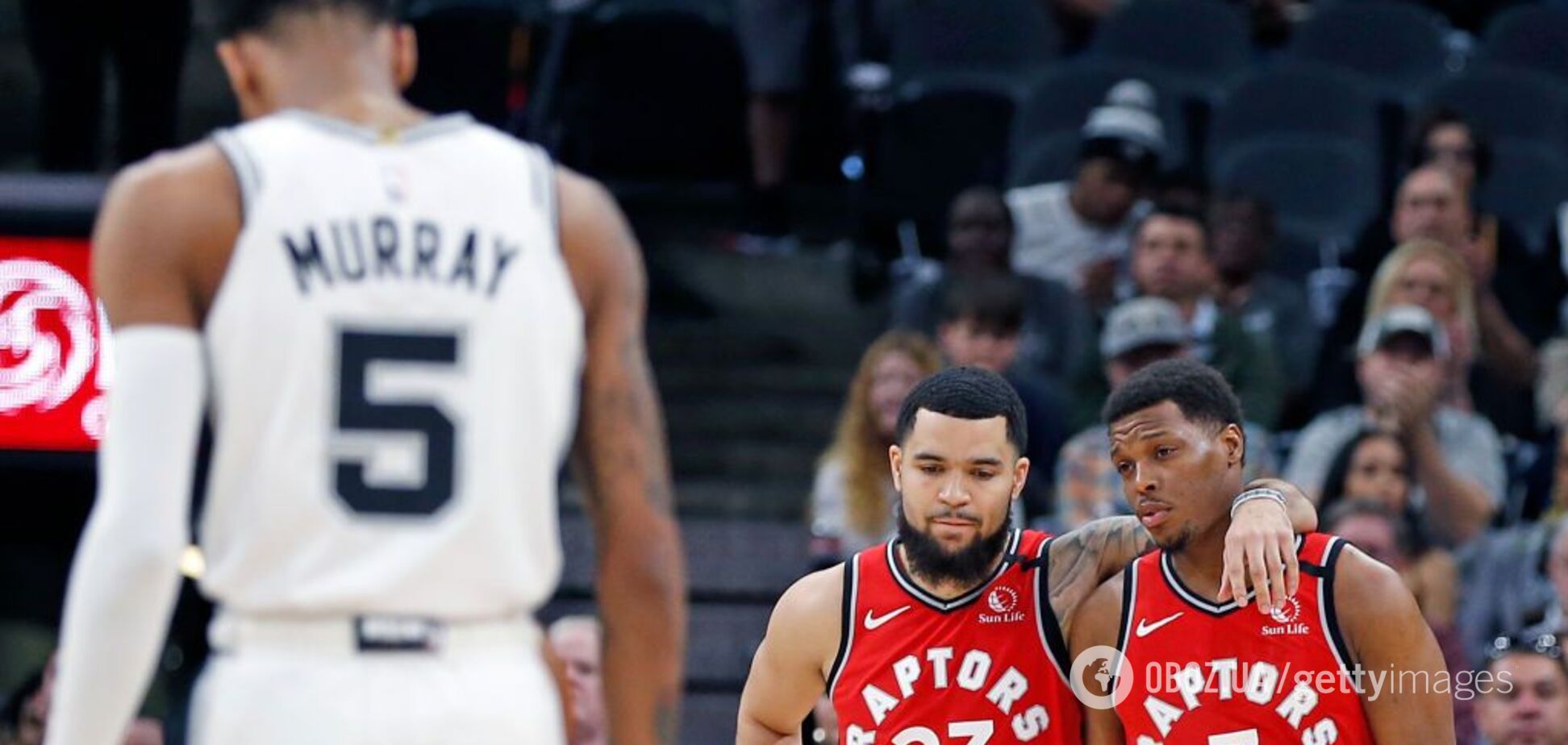 Игроки 'Торонто' и 'Сан-Антонио' почтили память Коби Брайанта во время матча НБА