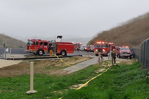 Пожежні машини на місці катастрофи вертольота, в якому загинув Кобі Браянт