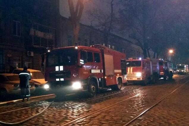 Небо забарвилося червоним: всі подробиці і відео сильної пожежі в Одесі