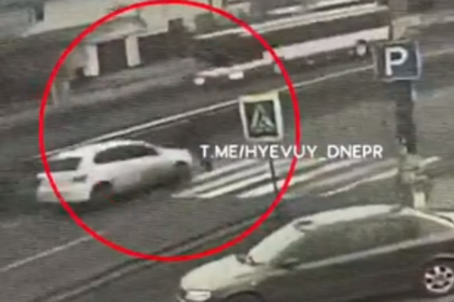Сбил маму с ребенком на 'зебре': появилось видео страшного ДТП под Днепром