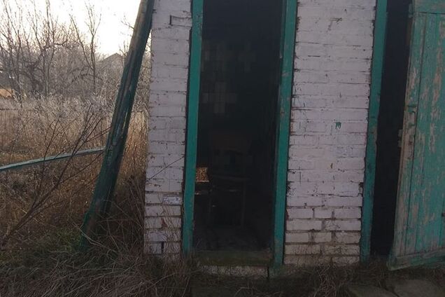 Стілець замість унітазу: фото туалету в українській лікарні налякали мережу