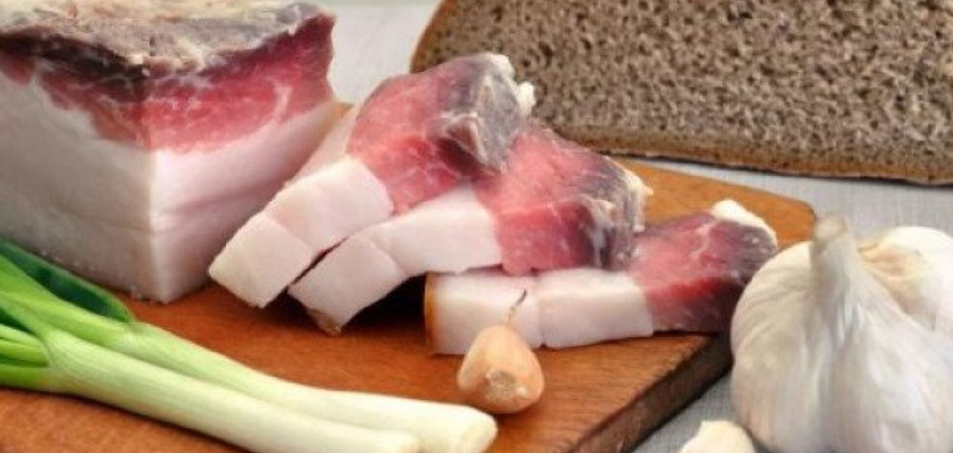 Брат Кузи из 'Универа' обжился в России и научил дочь есть сало