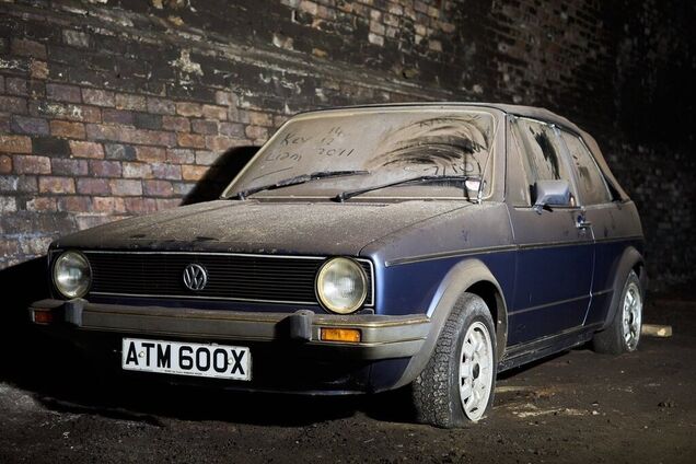 Ржавеют годами: свыше 20 авто бросили умирать на покинутой СТО