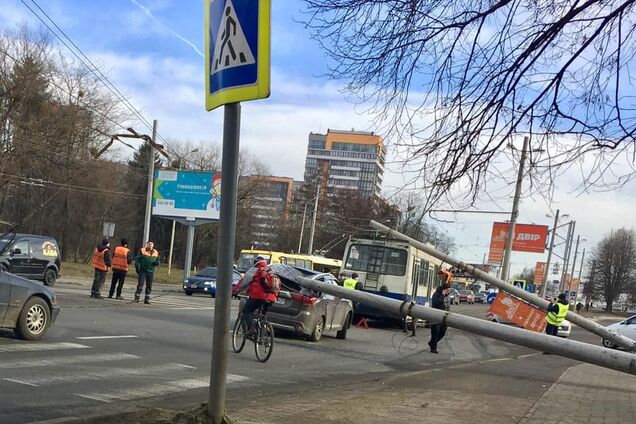 Во Львове электроопора 'раздавила' легковушку и троллейбус с людьми: фото и видео с места ЧП