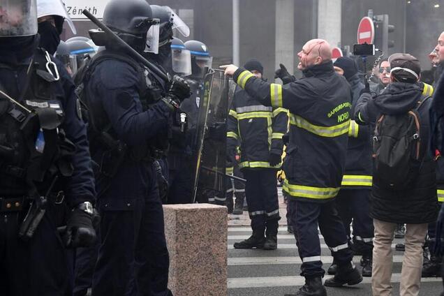 Во Франции пожарные устроили массовую драку с полицией из-за денег: фото и видео протестов