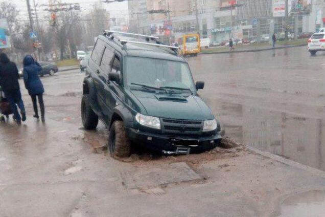 Авто пішло під землю: в Одесі автохам поплатився за паркування