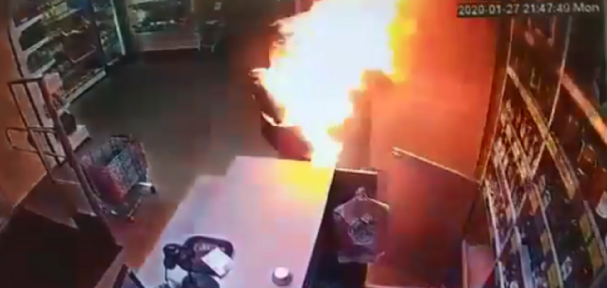 Згоріло все обличчя: росіянин підпалив колишню дружину в ТЦ. Відео