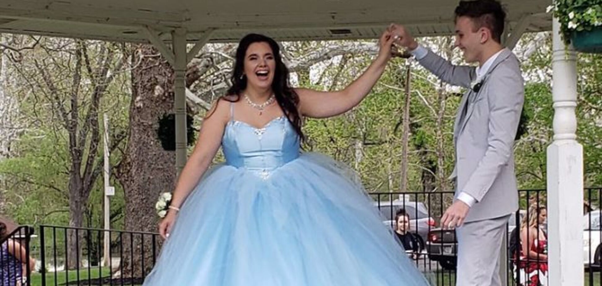 Парень сшил выпускное платье для своей одноклассницы: история подростков тронула мир