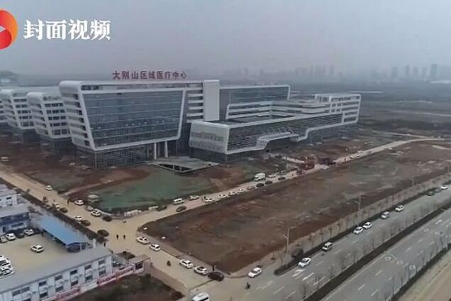 В Китае за 2 дня обустроили больницу для зараженных коронавирусом: фото и видео