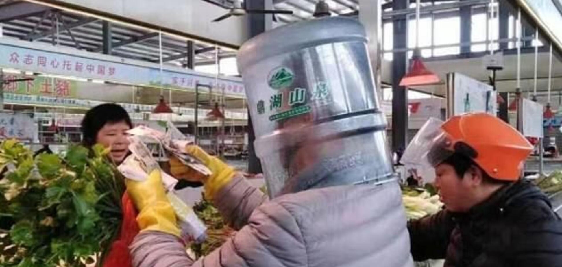 Вместо маски – каски и бутылки: неожиданные фото паникеров из Китая 'рвут' соцсети