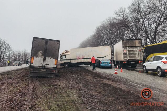 На трассе под Днепром столкнулись 7 автомобилей: фото и видео