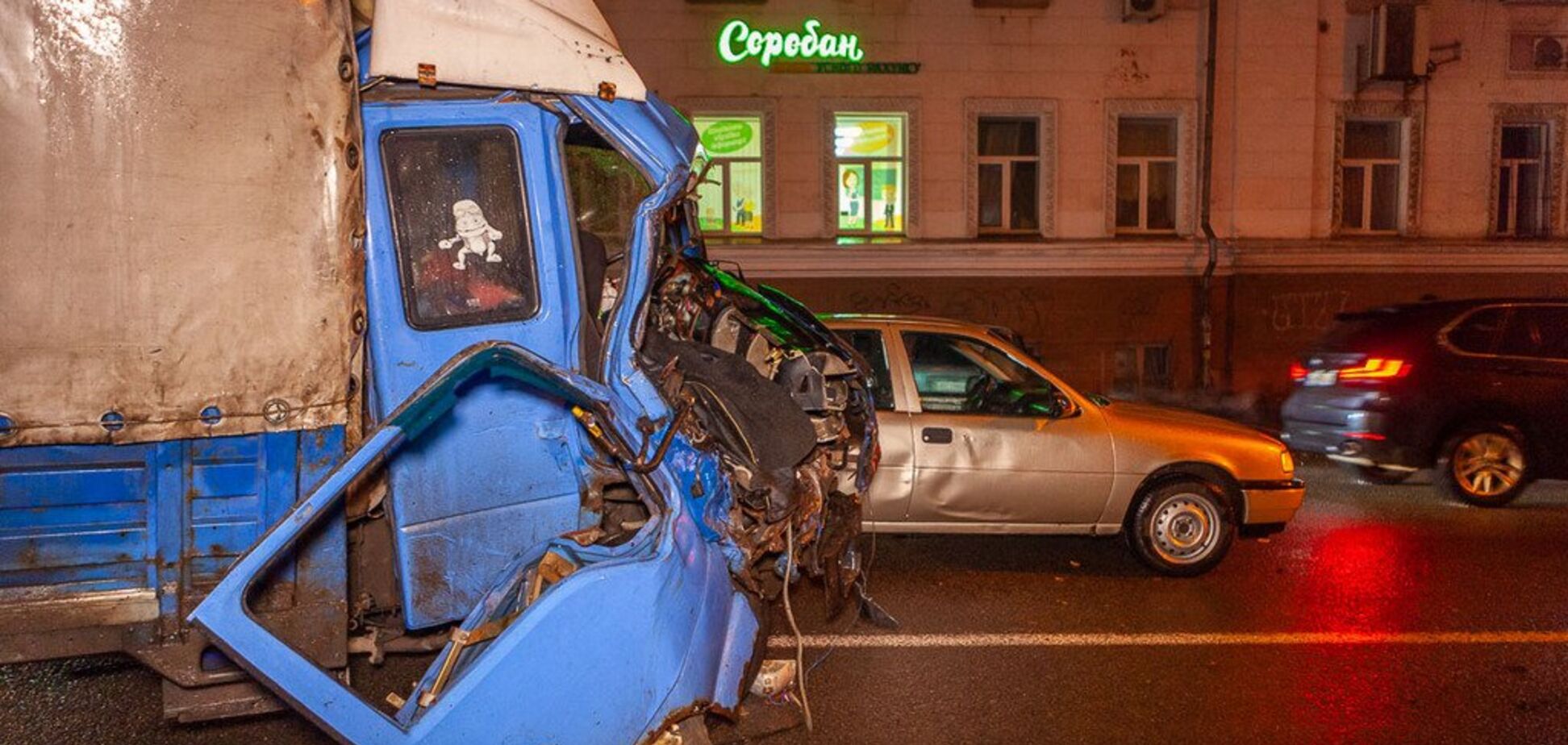 Отказали тормоза: в центре Днепра произошло жуткое ДТП с грузовиком. Фото