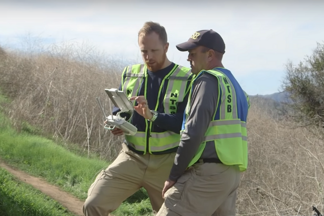 Следователи из Национального совета по безопасности на транспорте на месте крушения вертолета