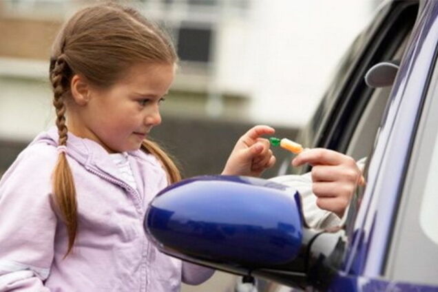 Обіцяв шоколадку й сік: у Києві намагалися викрасти дитину зі школи