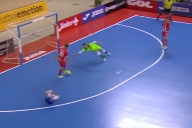 Корчился от боли: игрок отказался забивать гол в пустые ворота - видеофакт