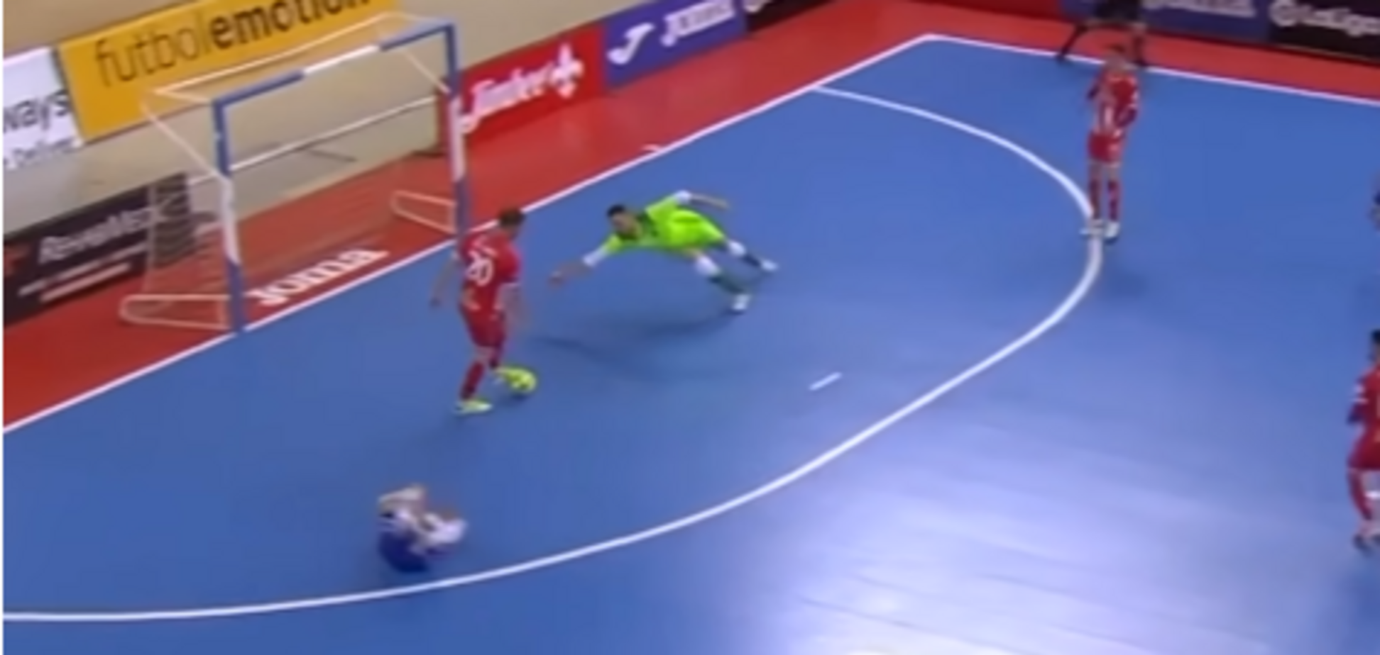 Корчился от боли: игрок отказался забивать гол в пустые ворота - видеофакт