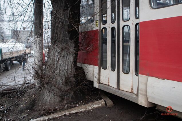 В Днепре трамвай слетел с рельсов и врезался в дерево: фото и видео жуткого ДТП