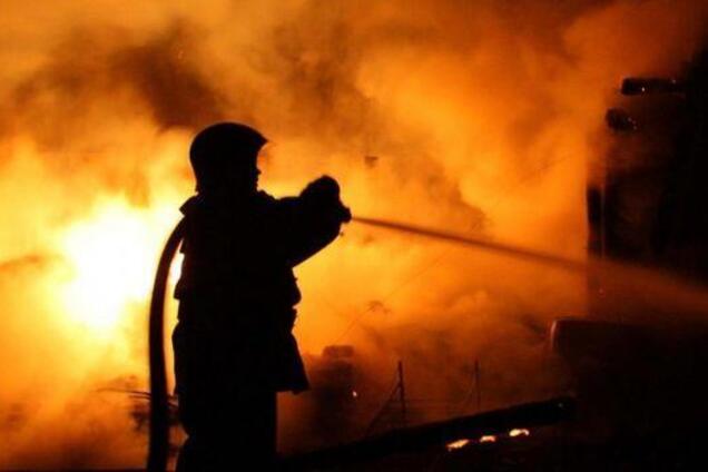 Вогонь заблокував вихід: під Дніпром рятувальники винесли з пожежі чотирьох осіб