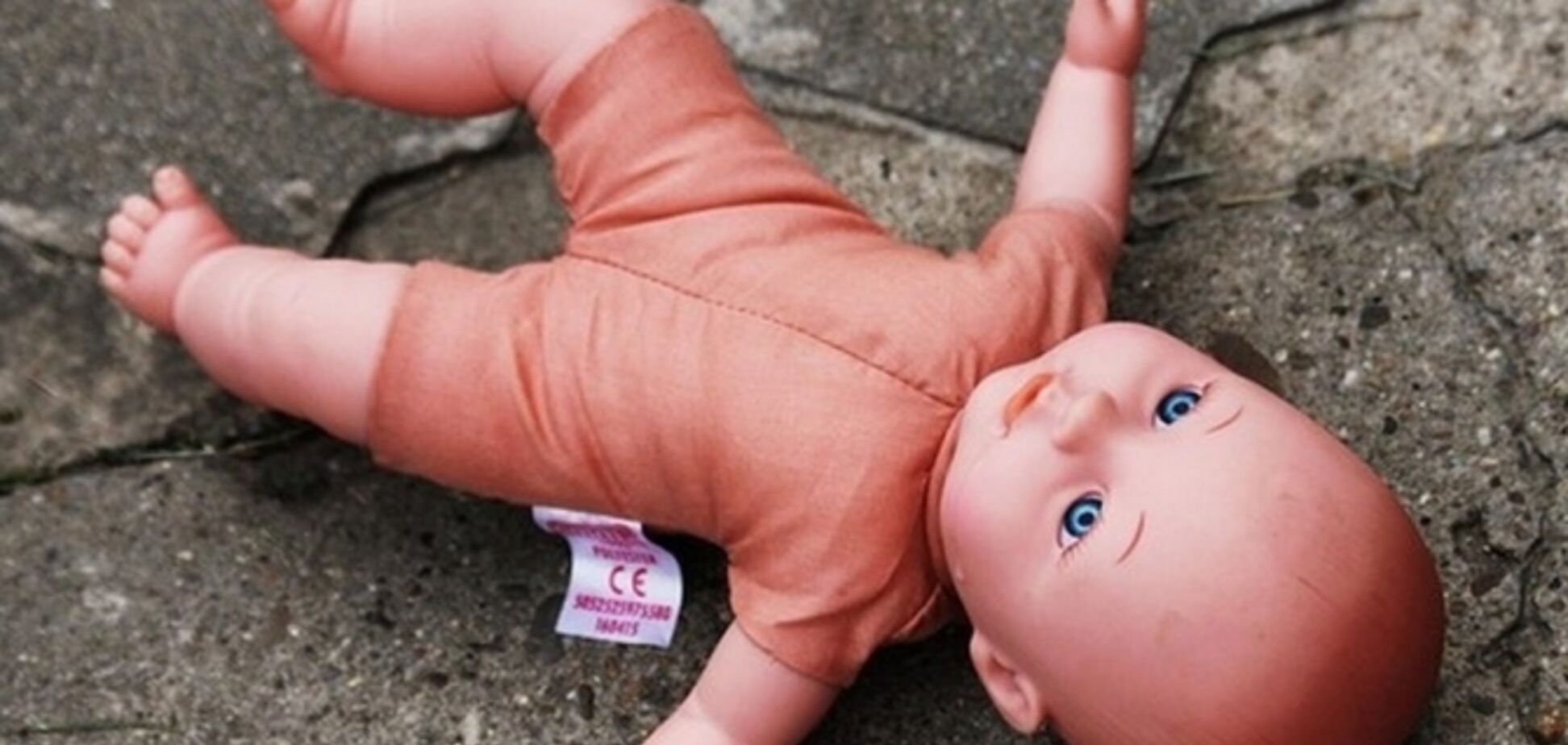 Лежав, замотаний у ганчірку: в Дніпрі на звалищі знайшли пакет із мертвим немовлям