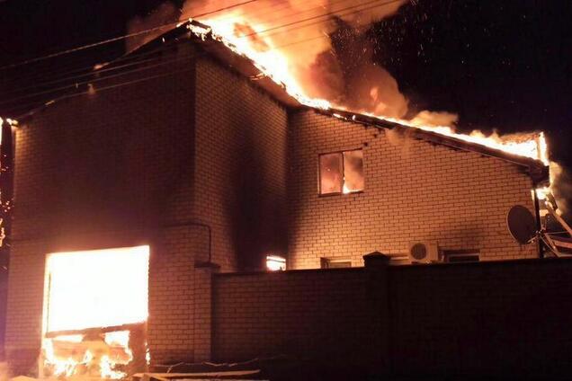 В Днепре масштабный пожар уничтожил целый дом: огненные фото и видео