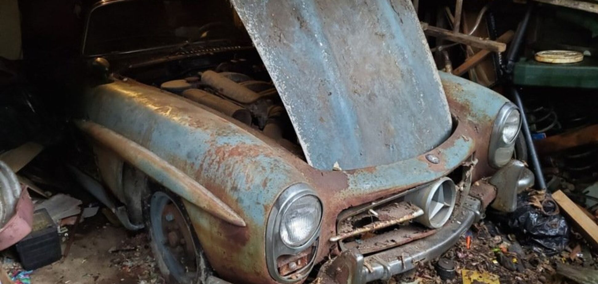 В гараже нашли ржавый Mercedes: его продали за $800 000