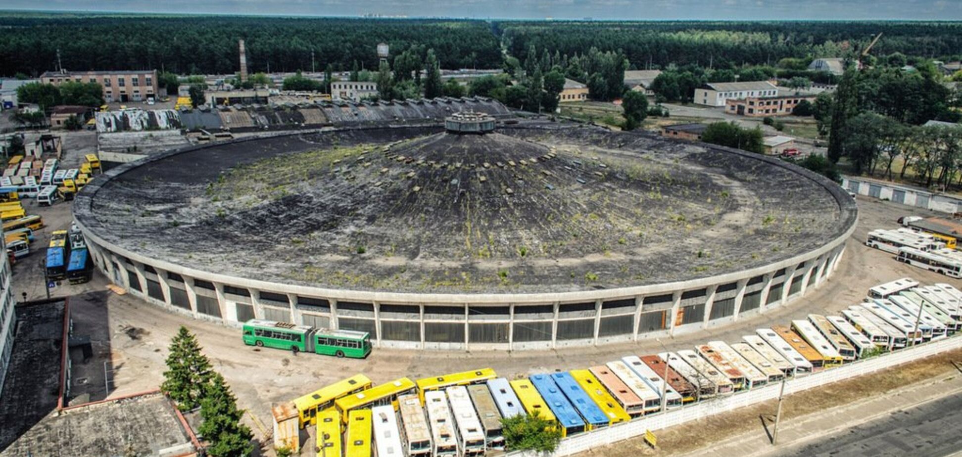 Уникальный в Киеве автопарк с сотней брошенных машин: как он сейчас выглядит