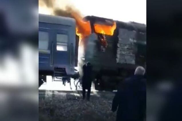 Поезд Харьков – Херсон с пассажирами загорелся на ходу: страшное видео