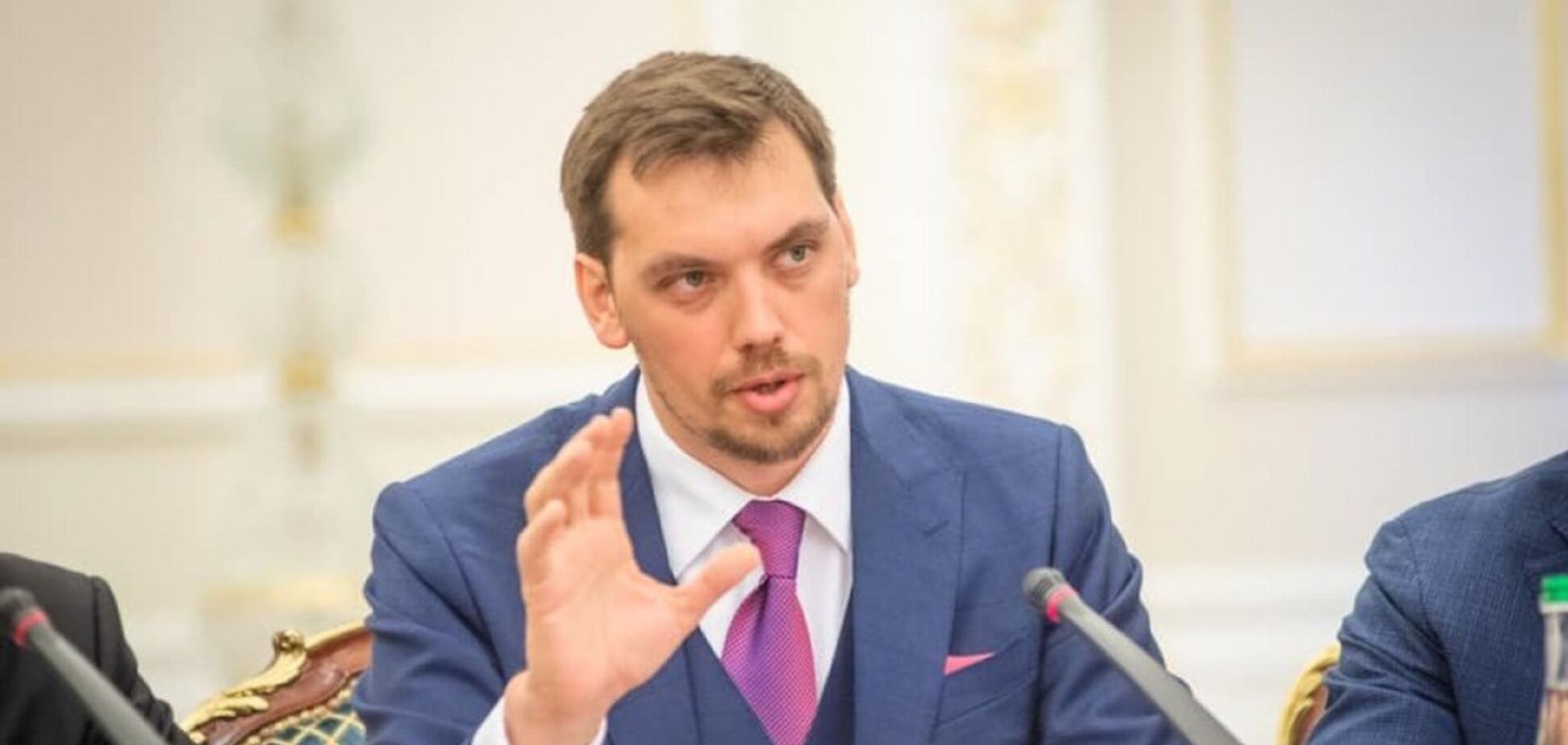 Гончарук відзвітував про боротьбу з нелегальними АЗС