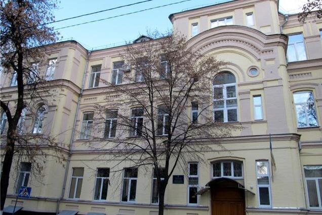 Директор и завуч взяли в ''заложники'' гимназию в Киеве: подробности скандала