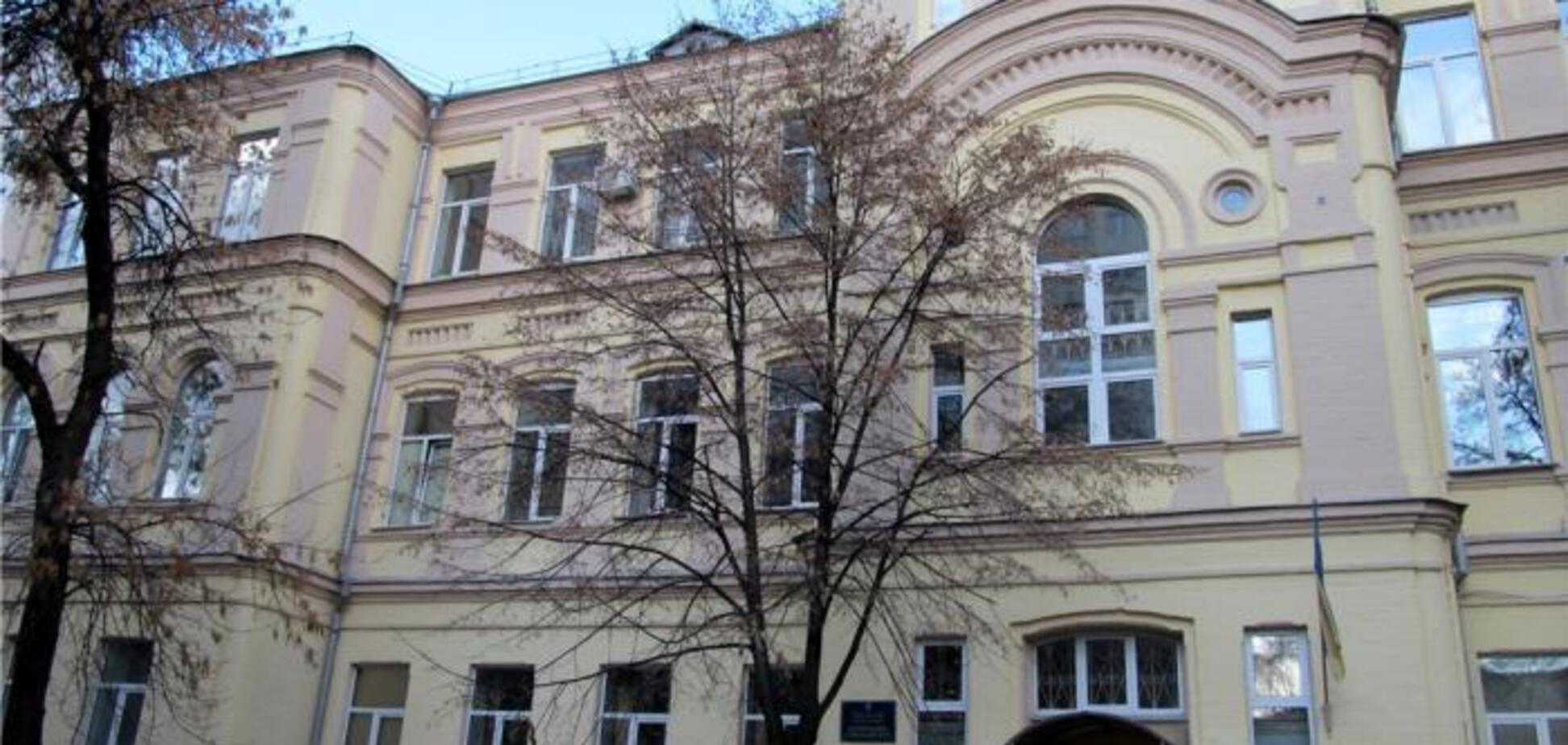 Директор и завуч взяли в 'заложники' гимназию в Киеве: подробности скандала