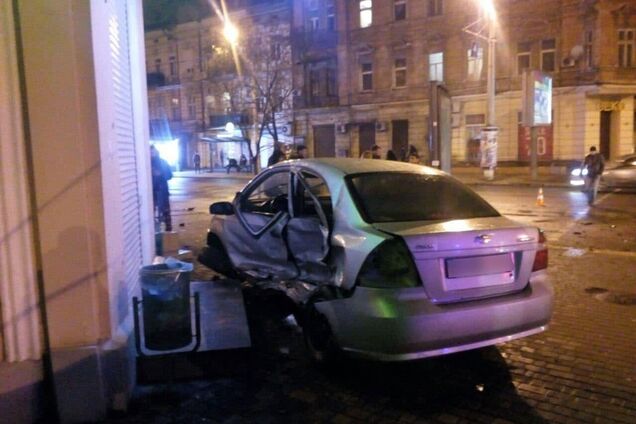 Два авто потрапили у страшну ДТП на перехресті в Одесі