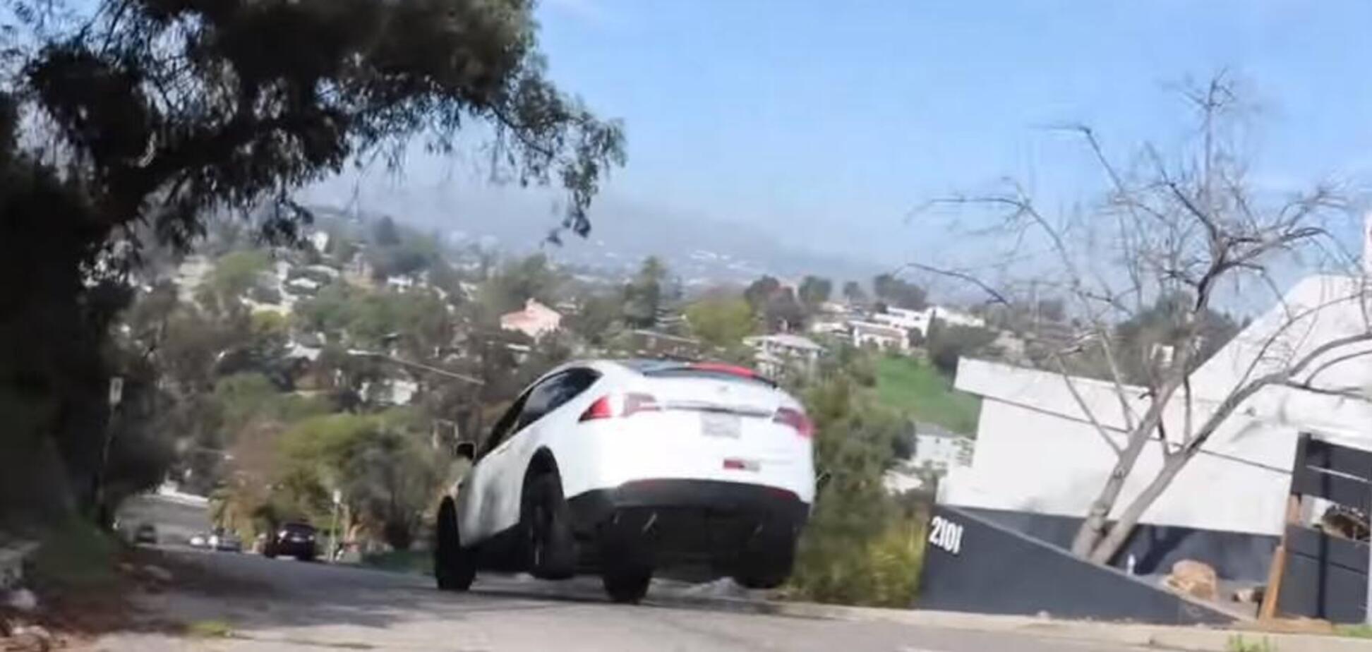 Полёт Tesla: в сети набирает популярность видео с прыжком Model X