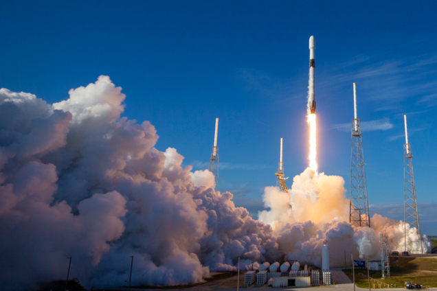 SpaceX запустила новую ракету Falcon 9 с 60 спутниками: удивительные фото и видео