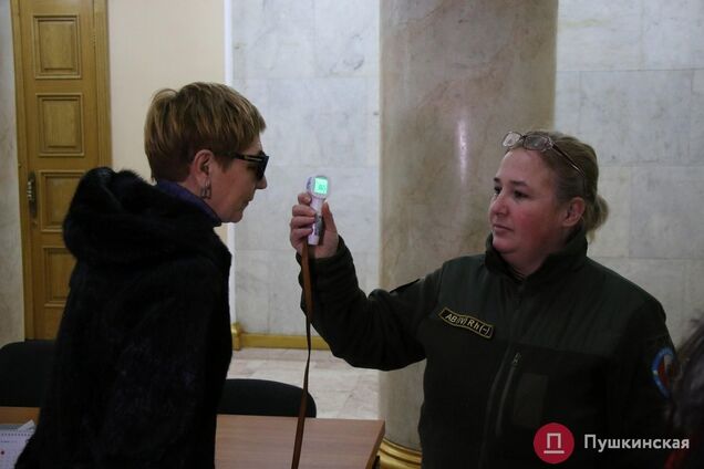 Китайский коронавирус: как себя защитили одесские чиновники