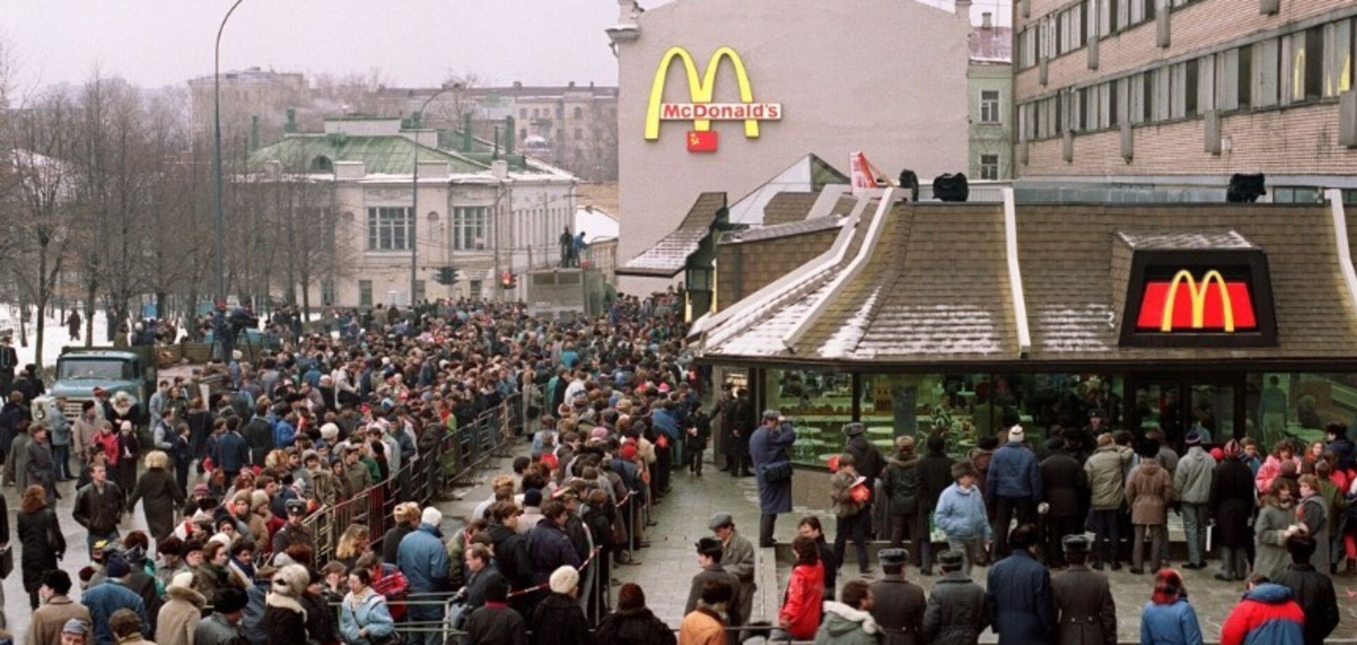 Бургер за ціною проїзного: спливли фото і відео першого McDonald's в СРСР