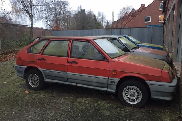 На парковці у Німеччині роками іржавіють нові Lada Samara