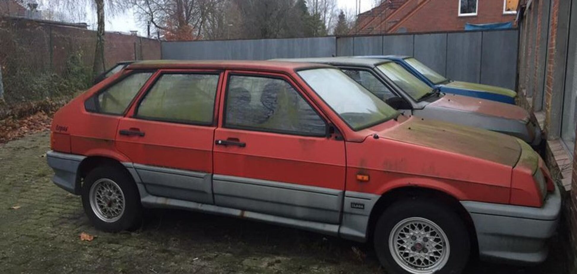 На парковці у Німеччині роками іржавіють нові Lada Samara