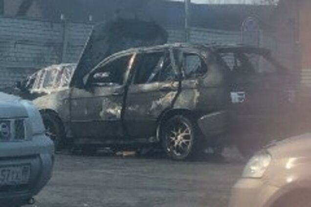 'Заряда не пожалели, дым виден издалека!' В оккупированном Донецке возле 'МВД' подорвали авто. Фото
