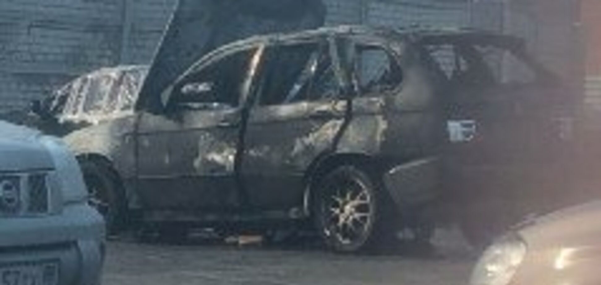 'Заряда не пожалели, дым виден издалека!' В оккупированном Донецке возле 'МВД' подорвали авто. Фото