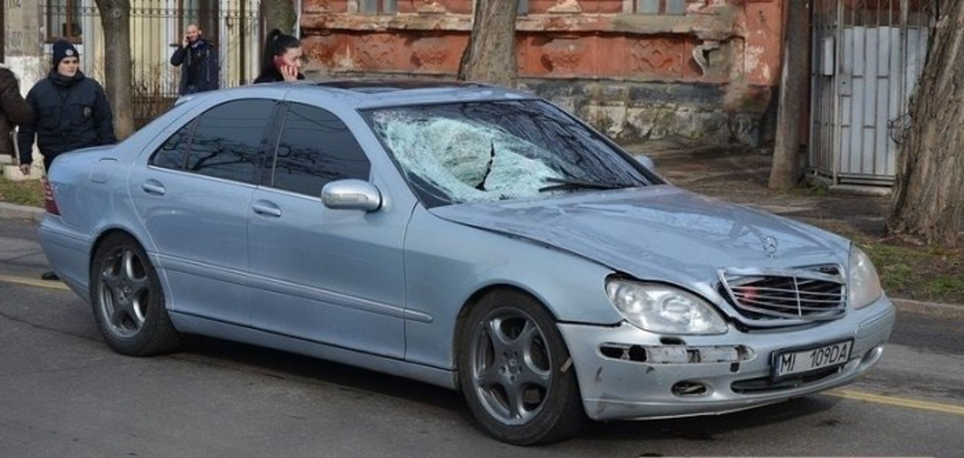 Повиходили з авто і почали бити: у Миколаєві влаштували самосуд над винуватцем смертельної ДТП. Відео