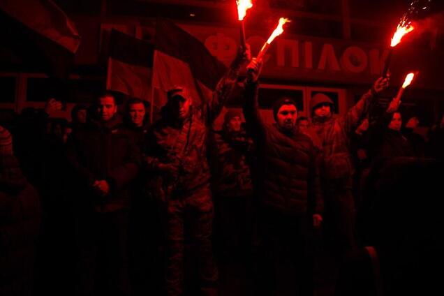 У Дніпрі націоналісти зірвали показ російського фільму. Фото з місця