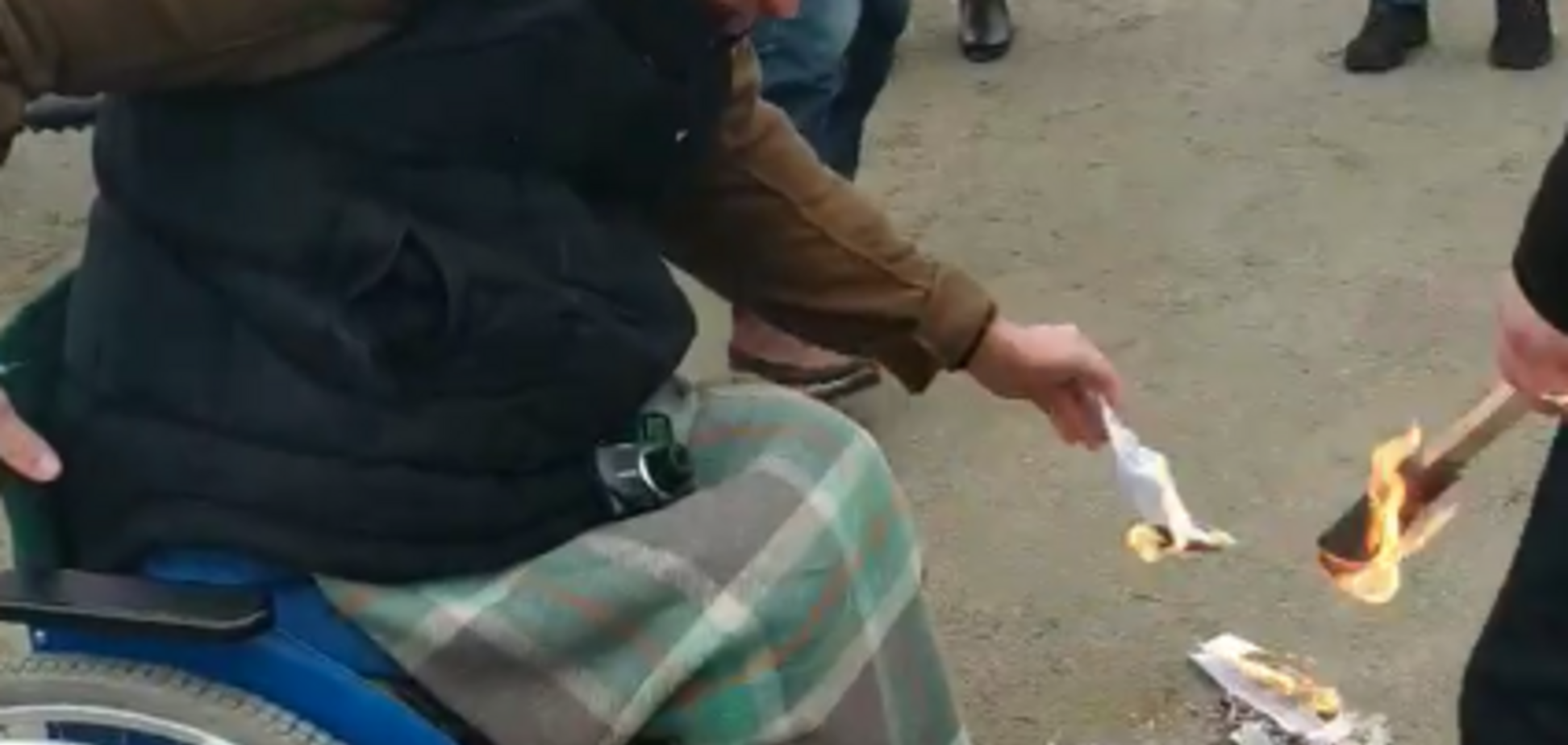 На Житомирщине люди демонстративно сожгли платежки за газ и выдвинули ультиматум