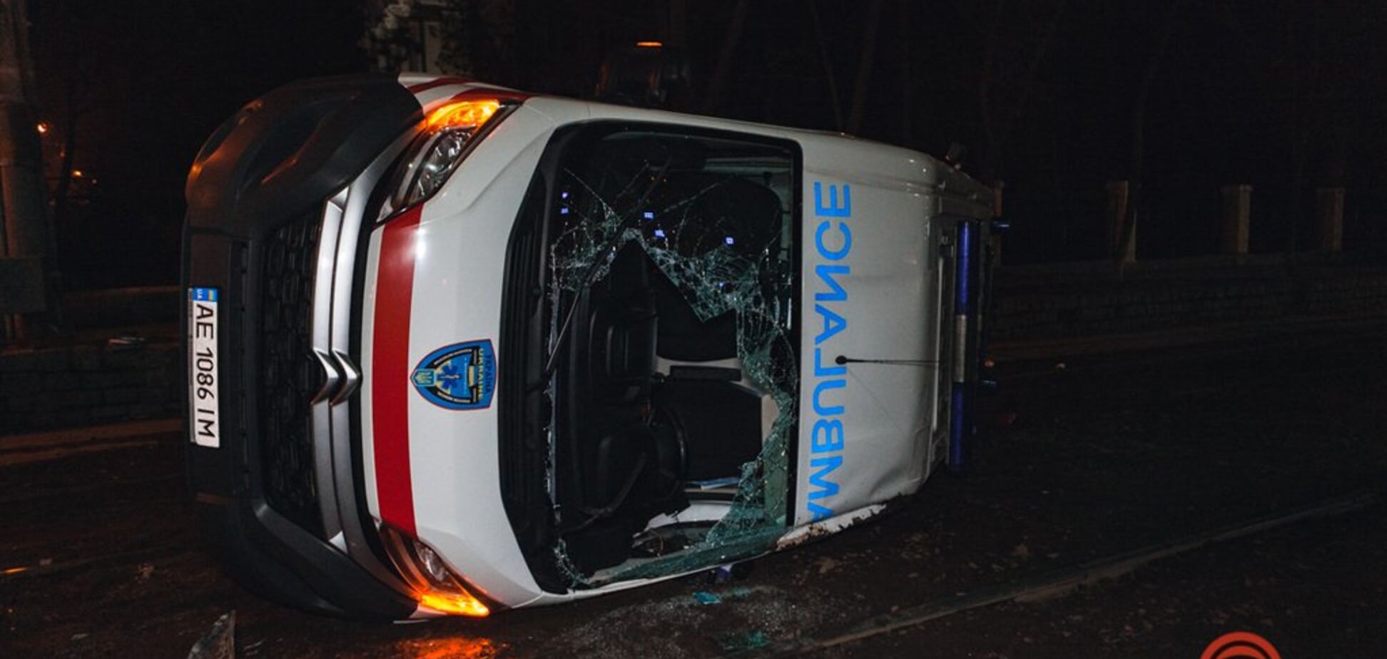 У Дніпрі Chevrolet влетів в 'швидку допомогу': момент аварії потрапив на відео