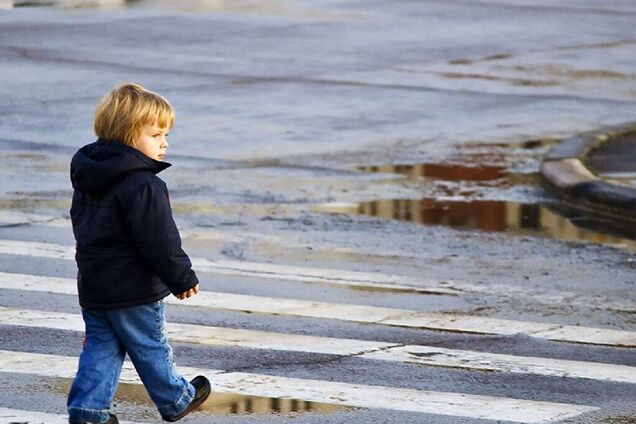 Струс мозку та численні забої: в Дніпрі в вечірній ДТП постраждала 8-річна дитина